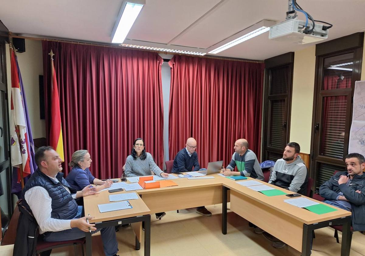 Víctor Arce (derecha), en el pleno junto a dos concejales socialistas.