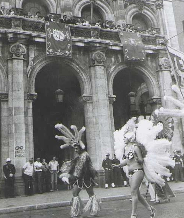 Imagen secundaria 2 - Arriba, carroza de disfraces en los Carnavales de 1914; abajo, niños disfrazados frente al Ayuntamiento en el Carnaval de 1981 y desfile en el de 1978.