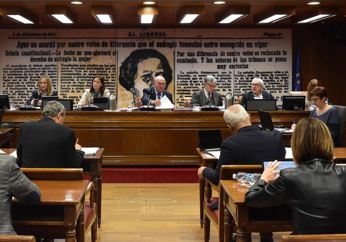 Jesús Julio Carnero preside la Comisión de Movilidad Sostenible y Transportes.