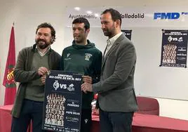 Mario Villa, Álvaro Gorostiza y Fernando Suárez posan con el cartel de la Semifinal Cavidel de la Copa dell Rey
