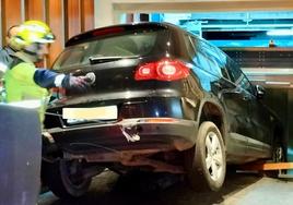 Una grúa y los Bomberos de Valladolid sacan el coche dañado.