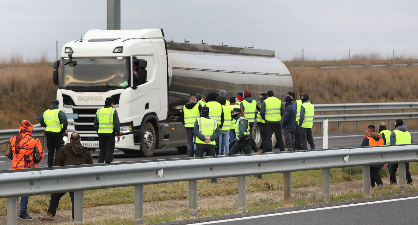 Así ha sido el corte de la autovía en Villaherreros