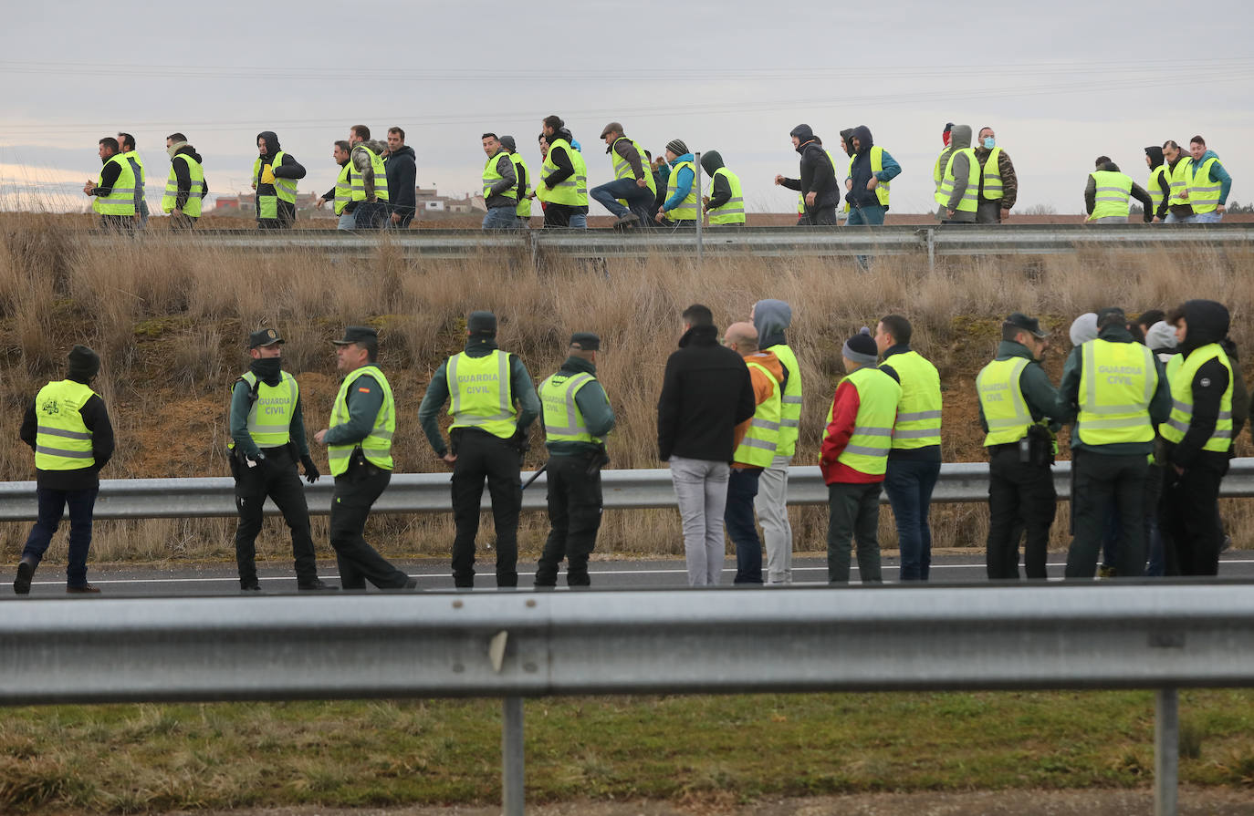 Así ha sido el corte de la autovía en Villaherreros