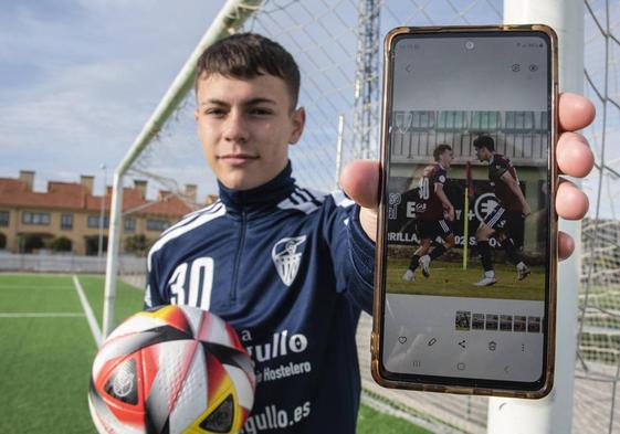 Iker Fernández 'Peke' muestra la fotografía de la celebración de su primer gol en la Segoviana.