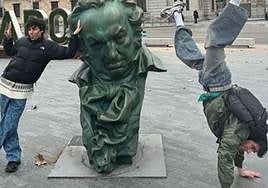 Javier Ambrossi y Javier Calvo posan junto al goya instalado en la Plaza de Zorrilla.