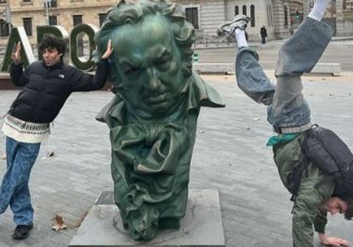 Javier Ambrossi y Javier Calvo posan junto al goya instalado en la Plaza de Zorrilla.