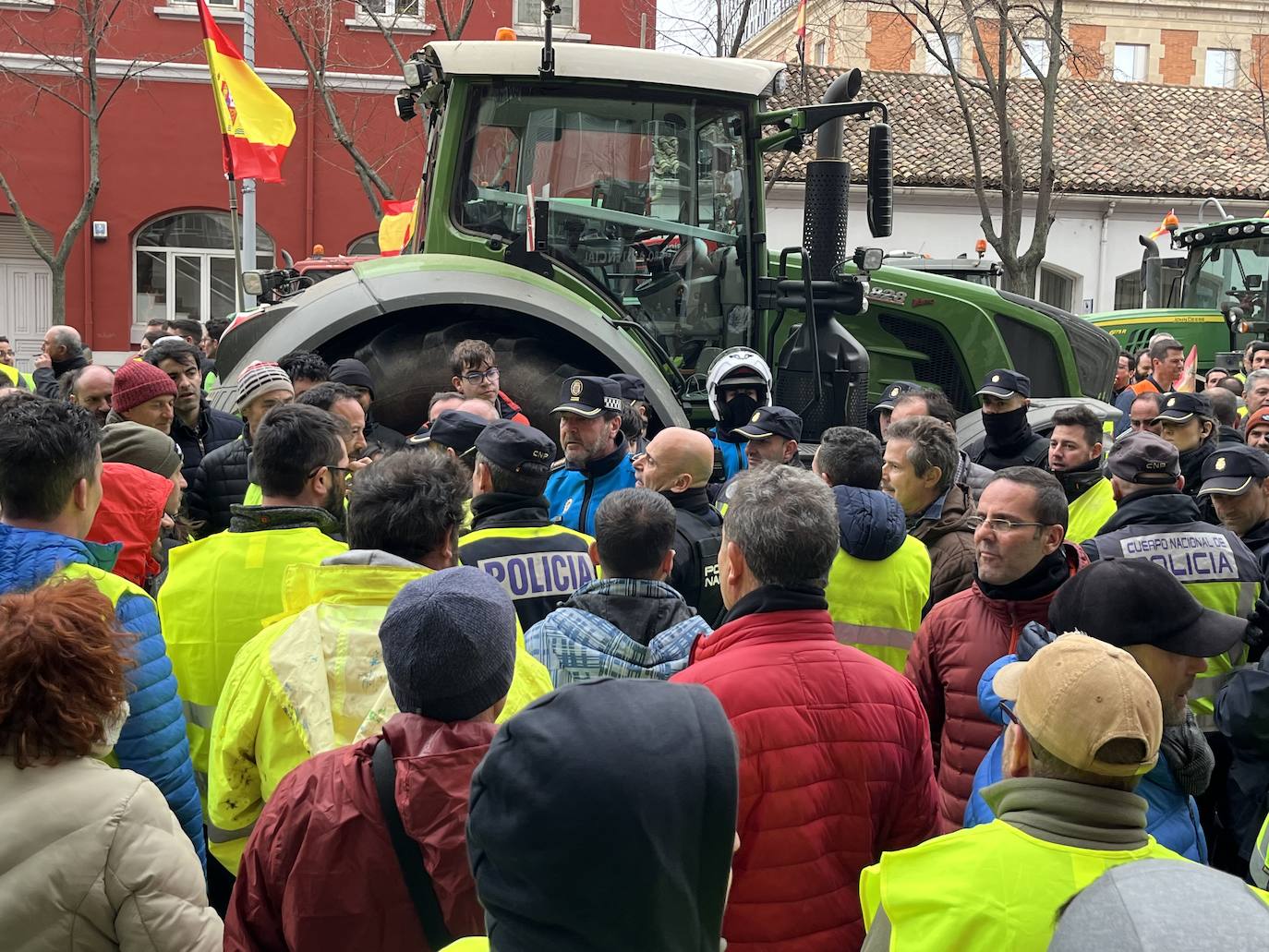 La Policía discute con los agricultores tras comenzar a tomar las matrículas.