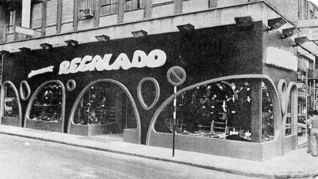 Imagen después - La tienda de moda Regalado en la actualidad y en los años setenta del siglo XX.