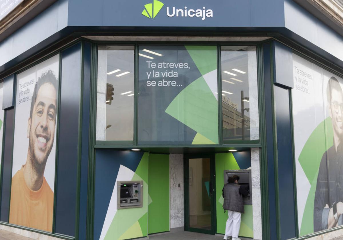 Oficina de Unicaja con la nueva imagen corporativa.