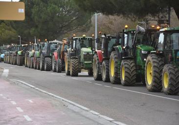 Un tractor de la protesta del campo daña con su pala un paso elevado