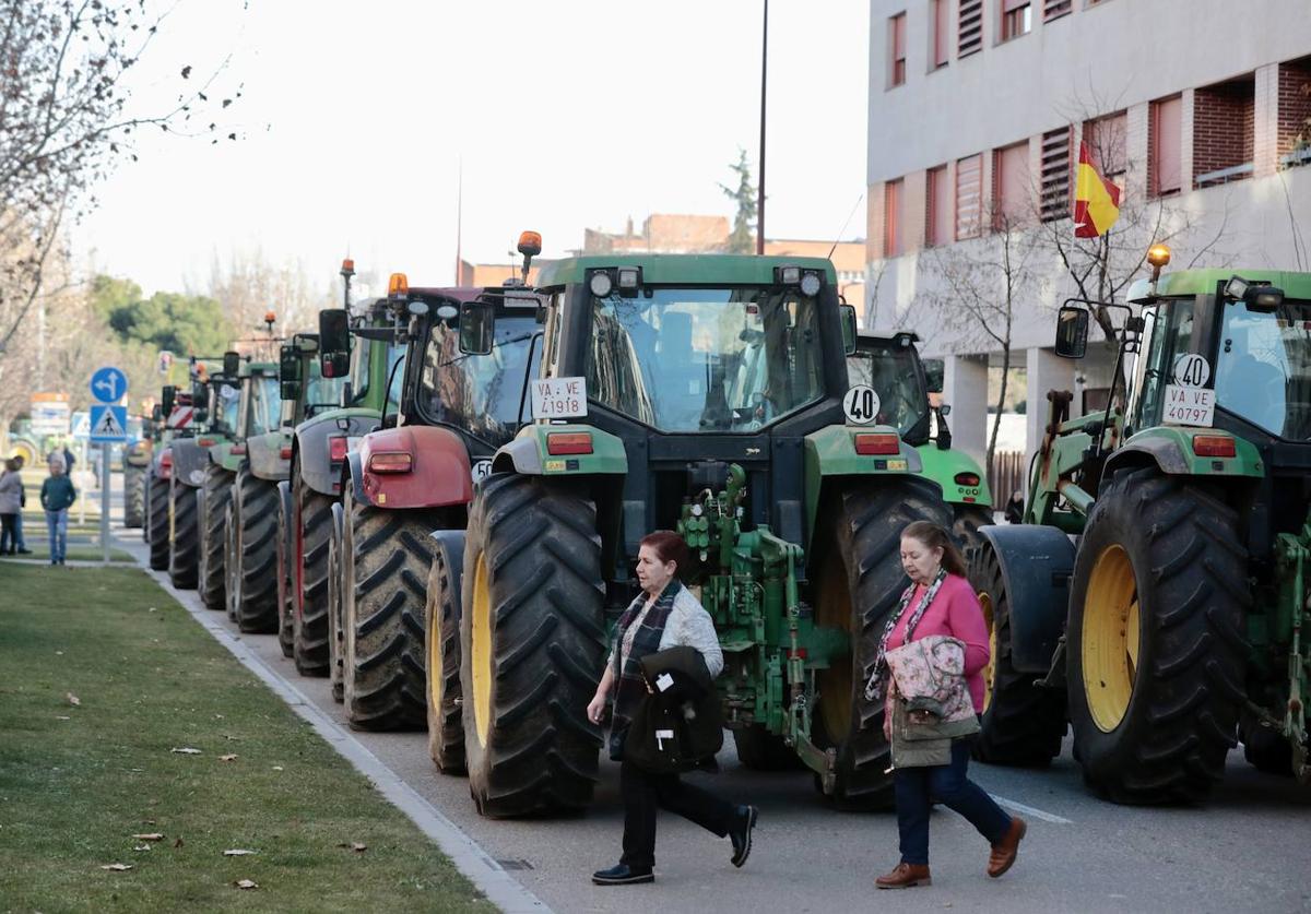 Los tractores aparcados delante de las Cortes de Castilla y León durante una de las protestas.