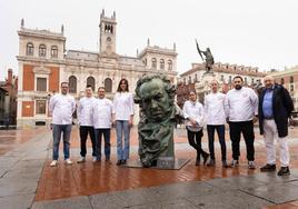 Los hosteleros que participaron en Madrid Fusión, junto a la estatua de los Goya en Valladolid.