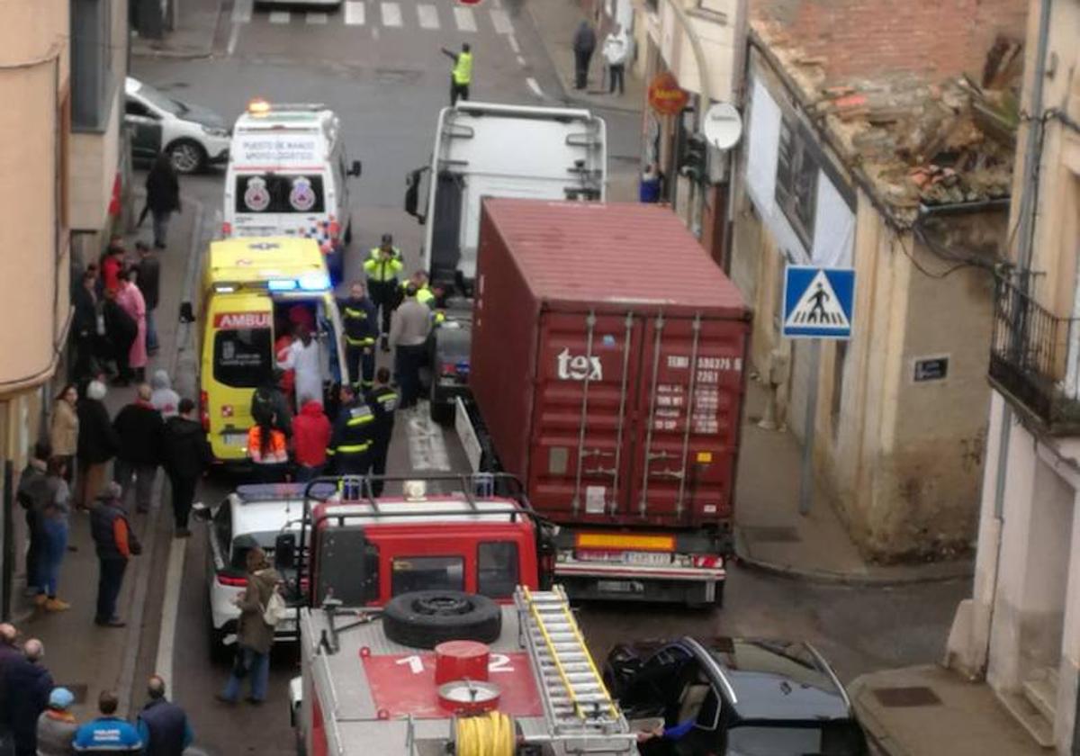 Personal de emergencias asiste a la mujer herida por atropello en la travesía de Cantalejo.