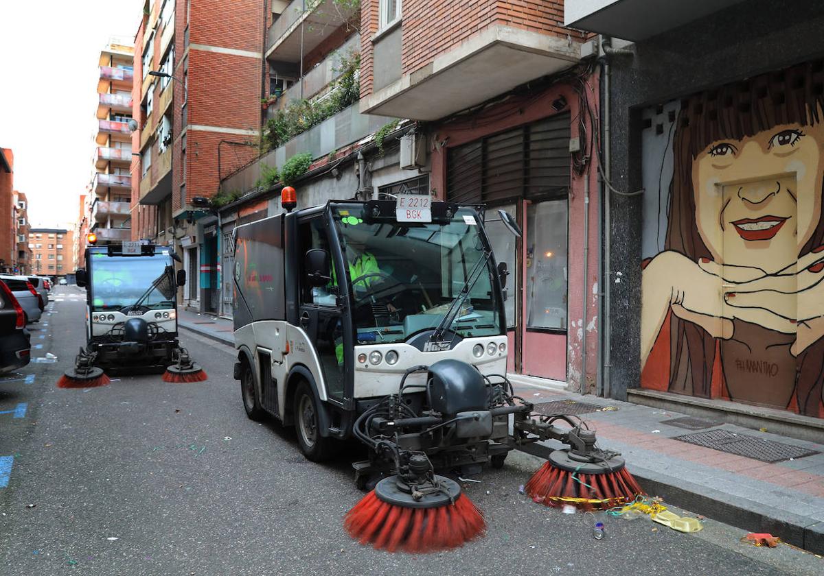 Las máquinas barredoras limpian la calle Rizarzuela tras la pasada Nochevieja.