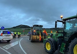La Guardia Civil retiene a un grupo de tractores en el cruce de Villán de Tordesillas.