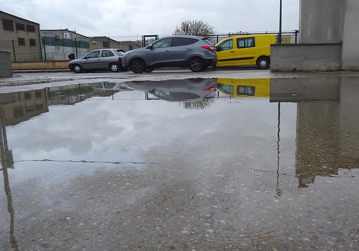 Agua acumulada en la calle Vázquez de Menchaca.