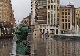 El cabezón de Goya, reinstalado en la plaza de Zorrilla, durante la tarde de este viernes.