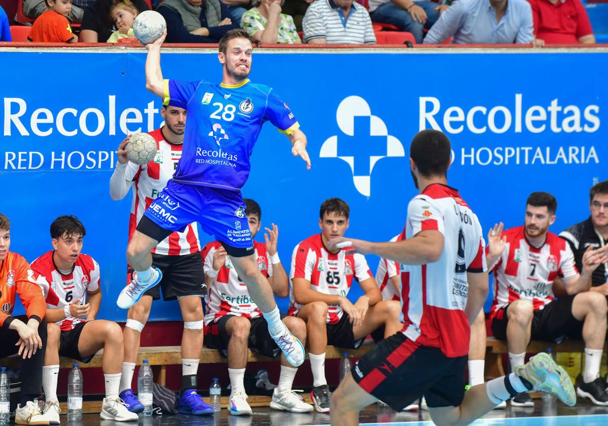 Miguel Camino, en una acción del choque ante el Fertiberia Sagunto, en la primera vuelta en Huerta del Rey.