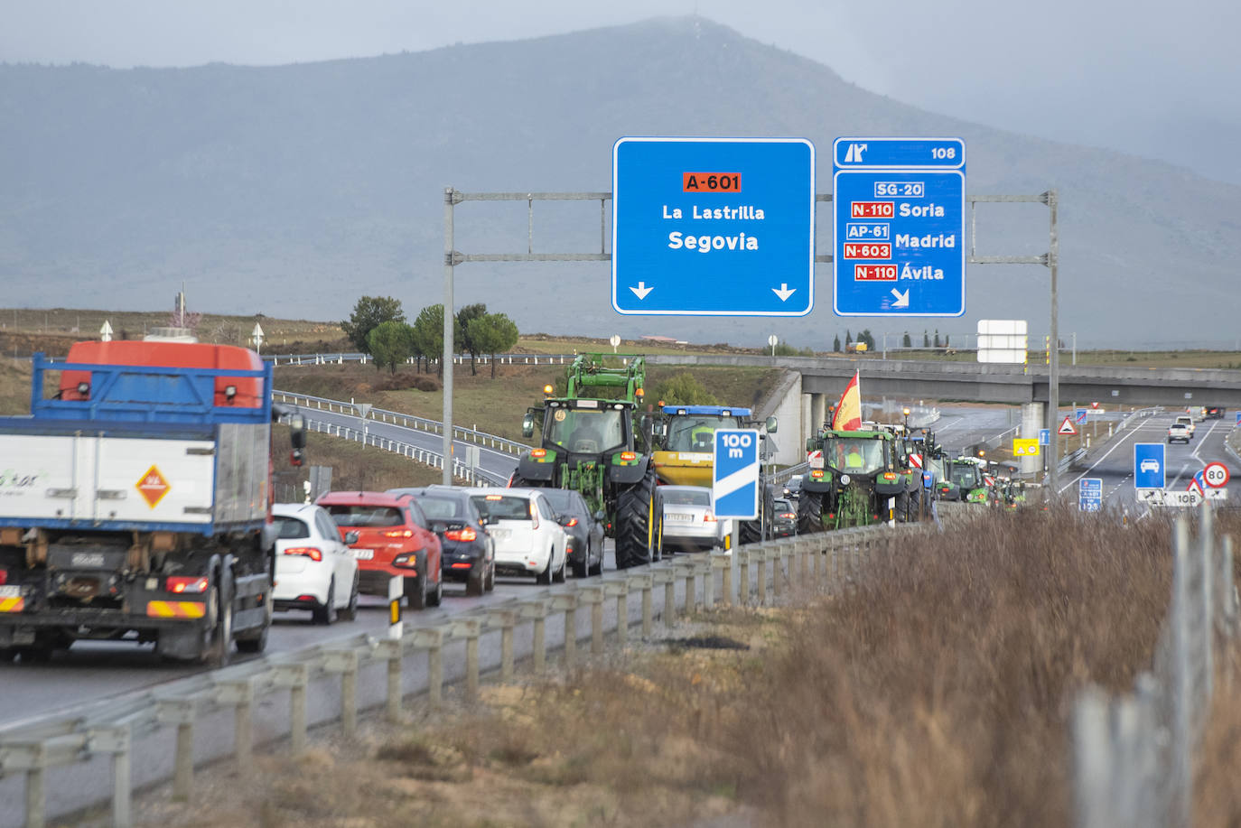 La tractorada del viernes por Segovia, en imágenes