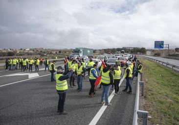 El corte de la AP-6 en Villacastín, en imágenes