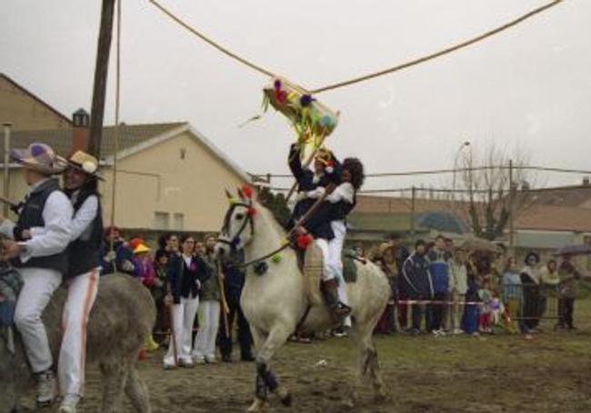 Paseo a caballo con disfraces en Pedrajas de San Esteban.