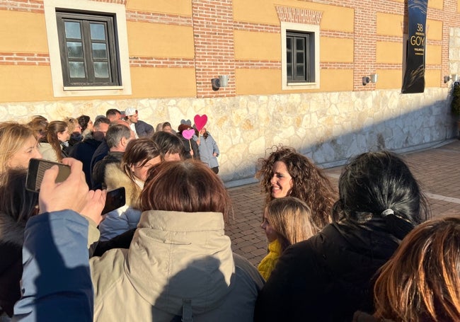 Nuria Gago, actriz, saludando a los cinéfilos que esperaban en el AC Santa Ana.