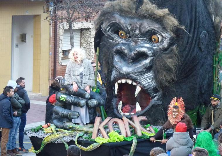 Una reproducción de King Kong cerró el desfile de Tudela de Duero.