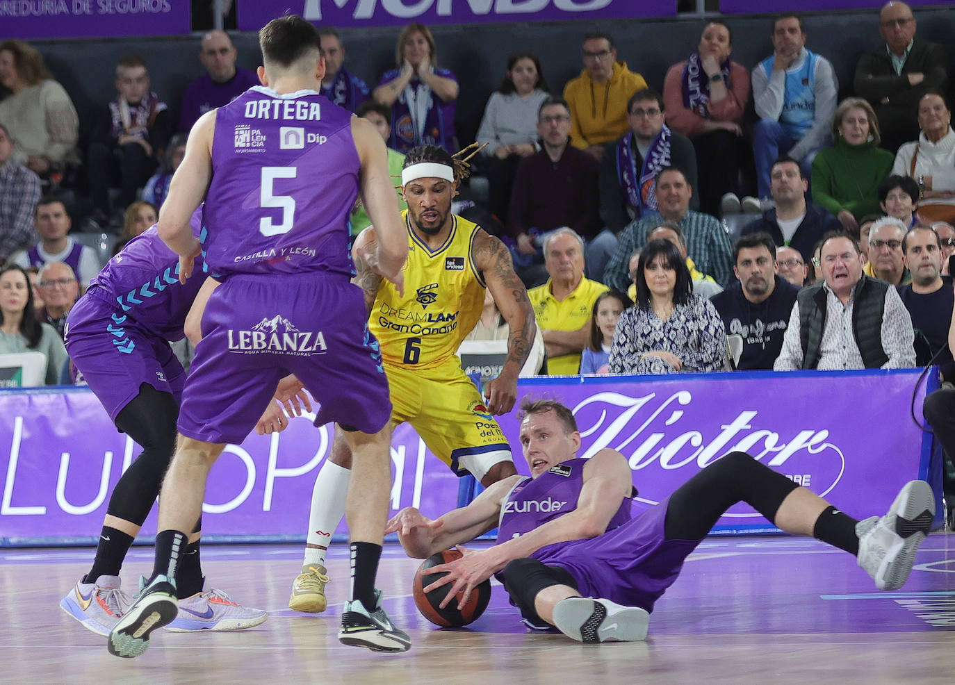 Palencia festeja el cuarto triunfo del Zunder