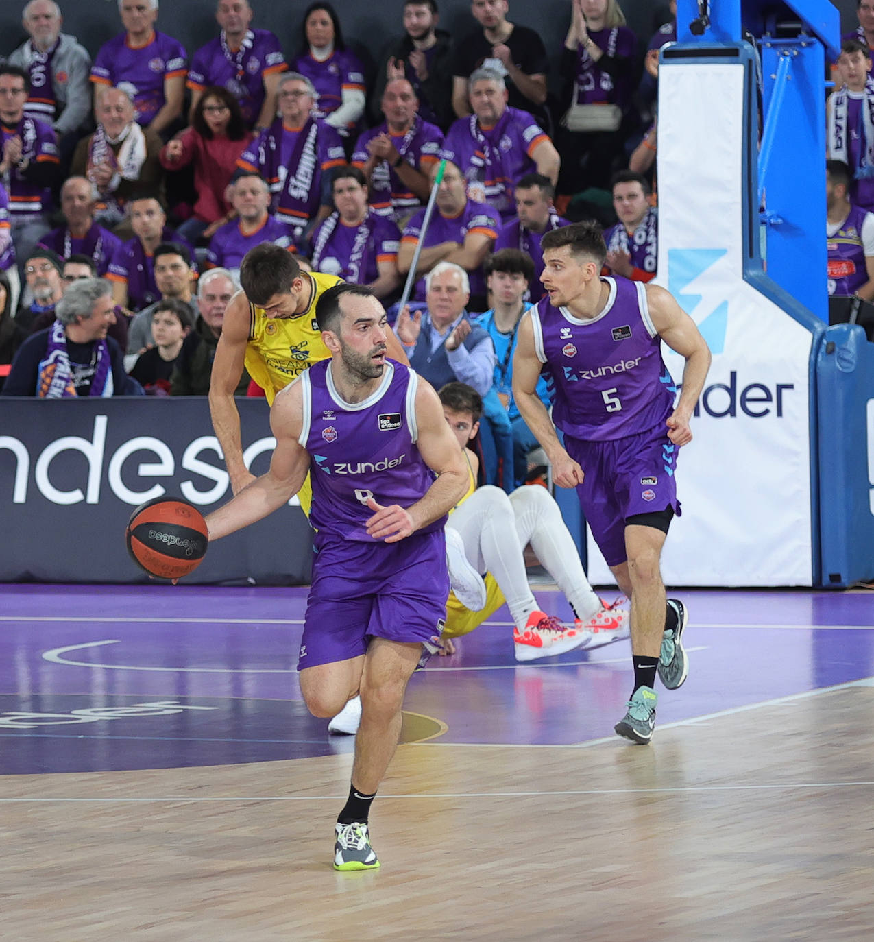 Palencia festeja el cuarto triunfo del Zunder