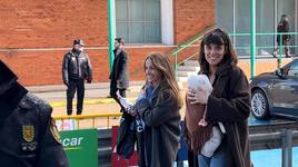 La actriz Belén Cuesta, que recientemente ha sido madres, con su pequeña, en la estación de tren de Valladolid.