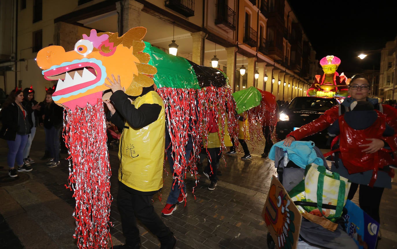 Palencia vive un ingenioso y multitudinario Carnaval