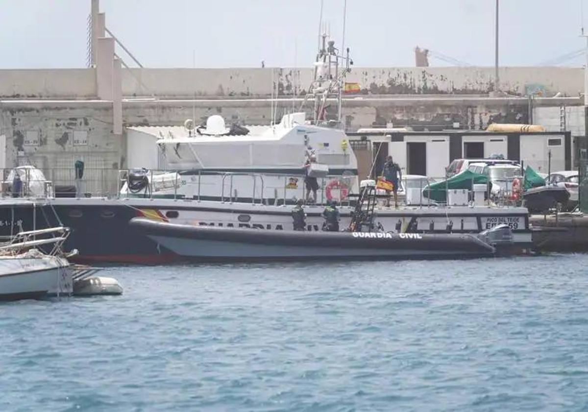 Agentes de la Guardia Civil en el Puerto de Barbate.