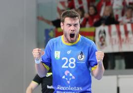 Miguel Camino celebra uno de sus goles en la pista valenciana.