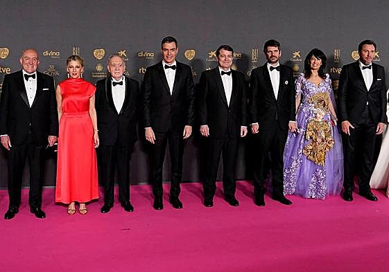 El alcalde, Jesús Julio Carnero; la vicepresidenta segunda Yolanda Díaz; el responsable de l Academia, Fernándo Méndez-Leite; el presidente del Gobierno, Pedro Sánchez; el de la Junta de Castilla y León, Alfonso Fernández Mañueco; el ministro de Cultura, Ernest Urtasun; la ministra de Igualdad, Ana Redondo, y el de Transportes, Óscar Puente . reuters