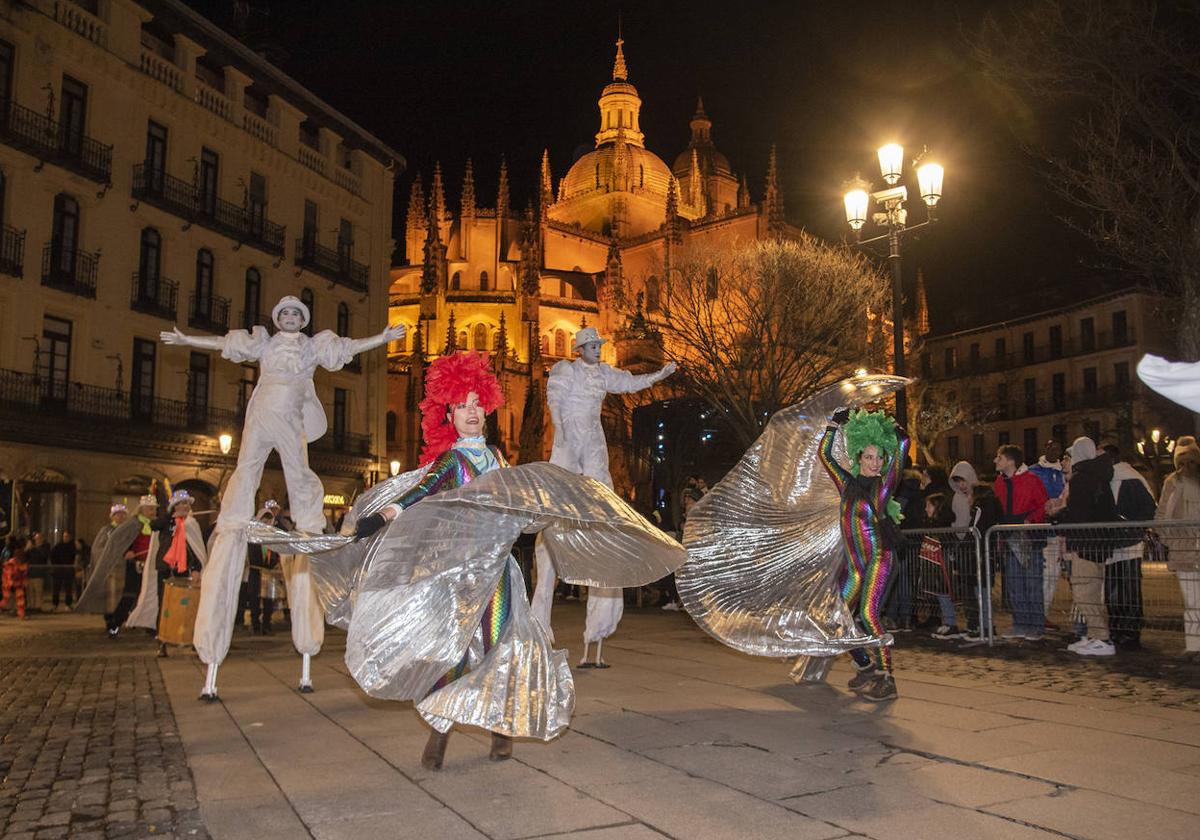 Varias personas disfrazadas en su recorrido de Carnaval por la Plaza Mayor, este sábado.