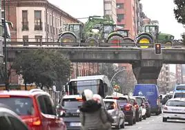 Caravana de tractores atravesando el viaducto del Arco de Ladrillo, con el atasco a sus pies.