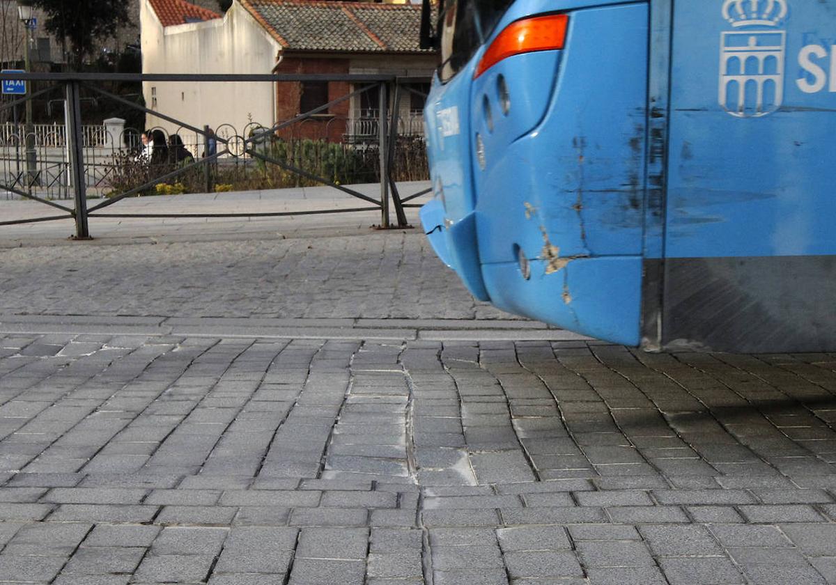 Un autobús circula por la avenida Padre Claret.