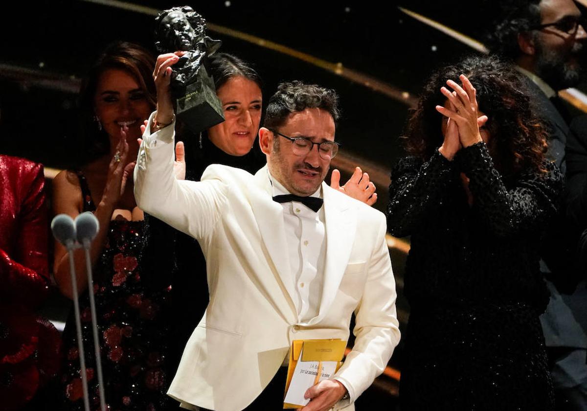 J. A. Bayona festeja, emocionado, el galardón a la mejor película.