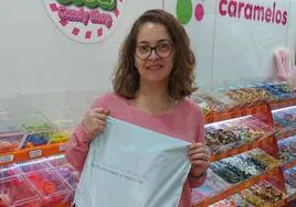 Dora Agudiez, en su tienda de chucherías de Cantalejo.