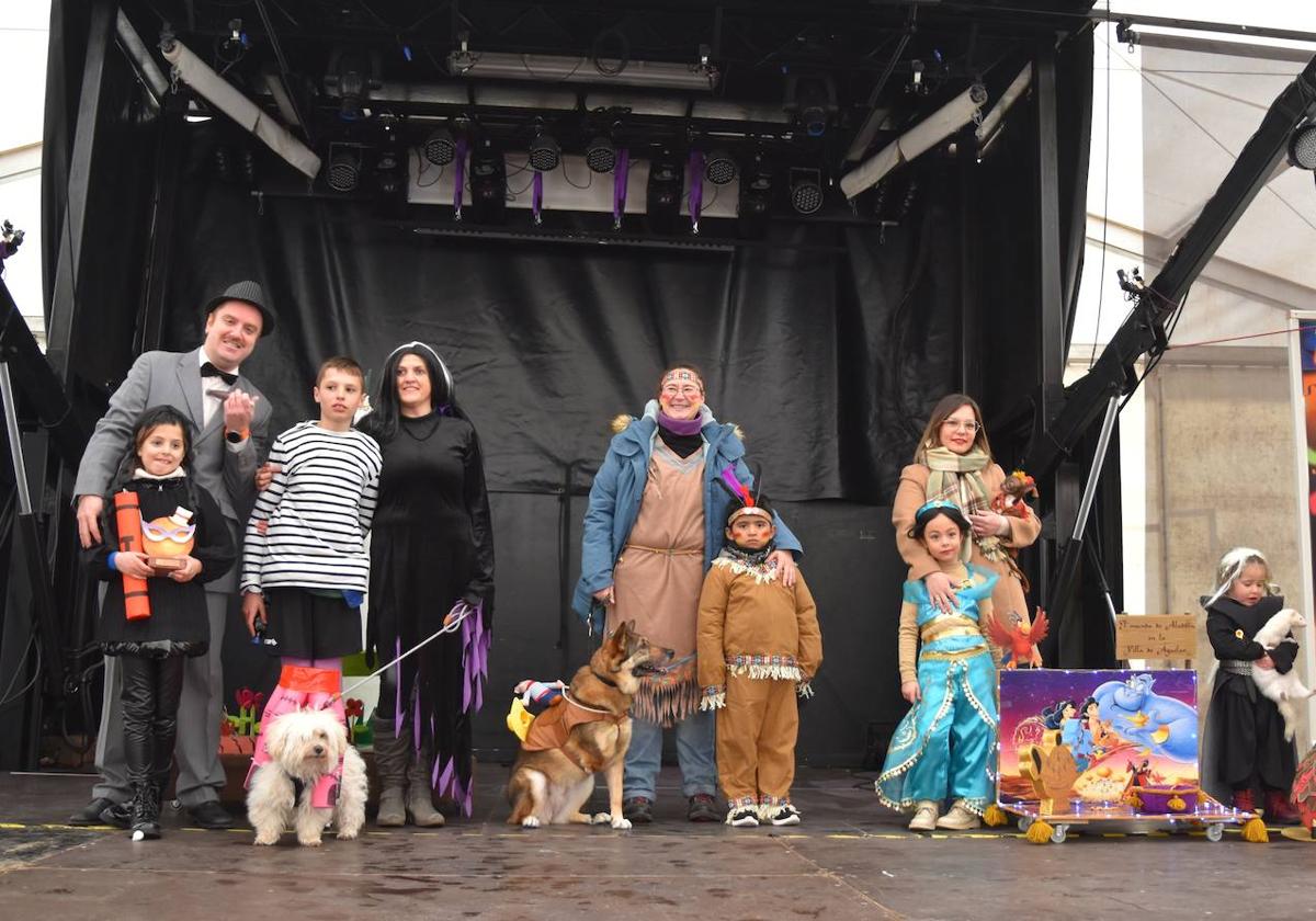 Premiados en el concurso de mascotas disfrazadas.