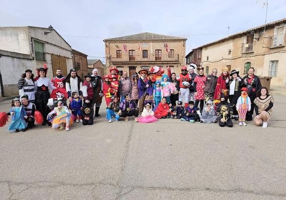 Participantes en esta tradición de salir a correr el bollo el domingo de Carnaval