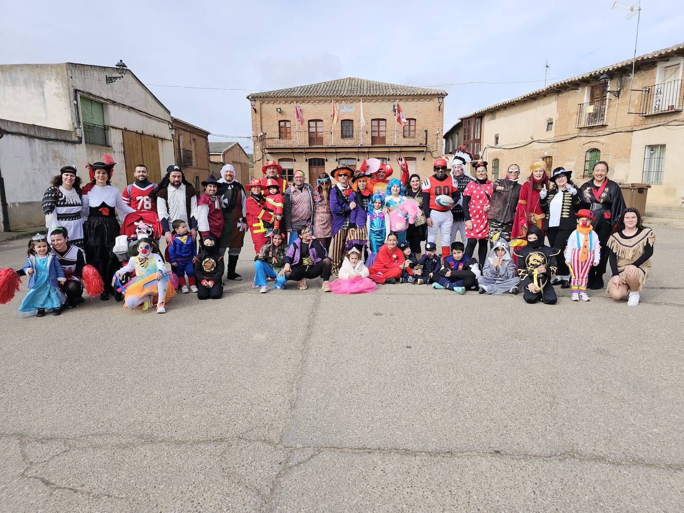 Participantes en esta tradición de salir a correr el bollo el domingo de Carnaval