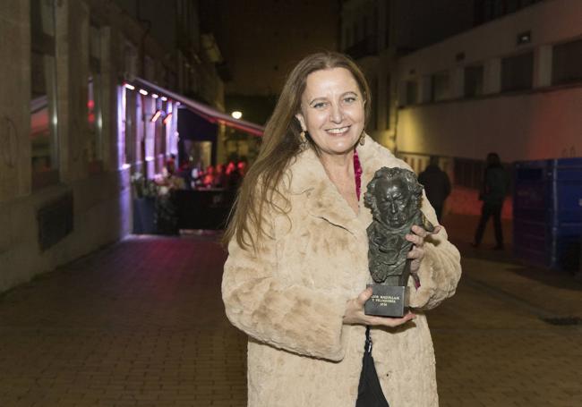 Belén López-Puigcerver, ganadora del Goya a mejor maquillaje y peluquería, llega a la fiesta de 'La sociedad de la nieve'.