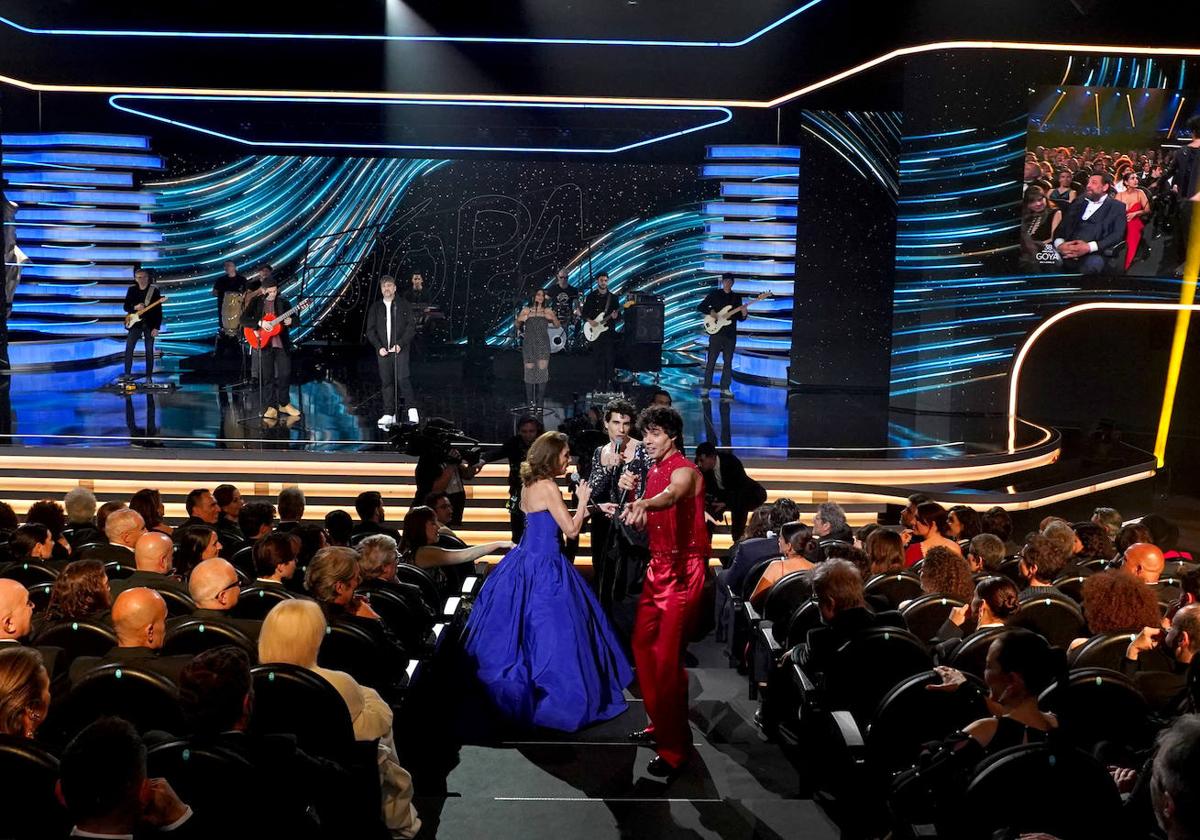 Ana Belén y los Javis, en un momento de la gala.