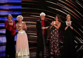 Pedro Almodóvar, rodeado de actrices que han participado en sus películas durante la gala de los Premios Goya celebrada en Valladolid.