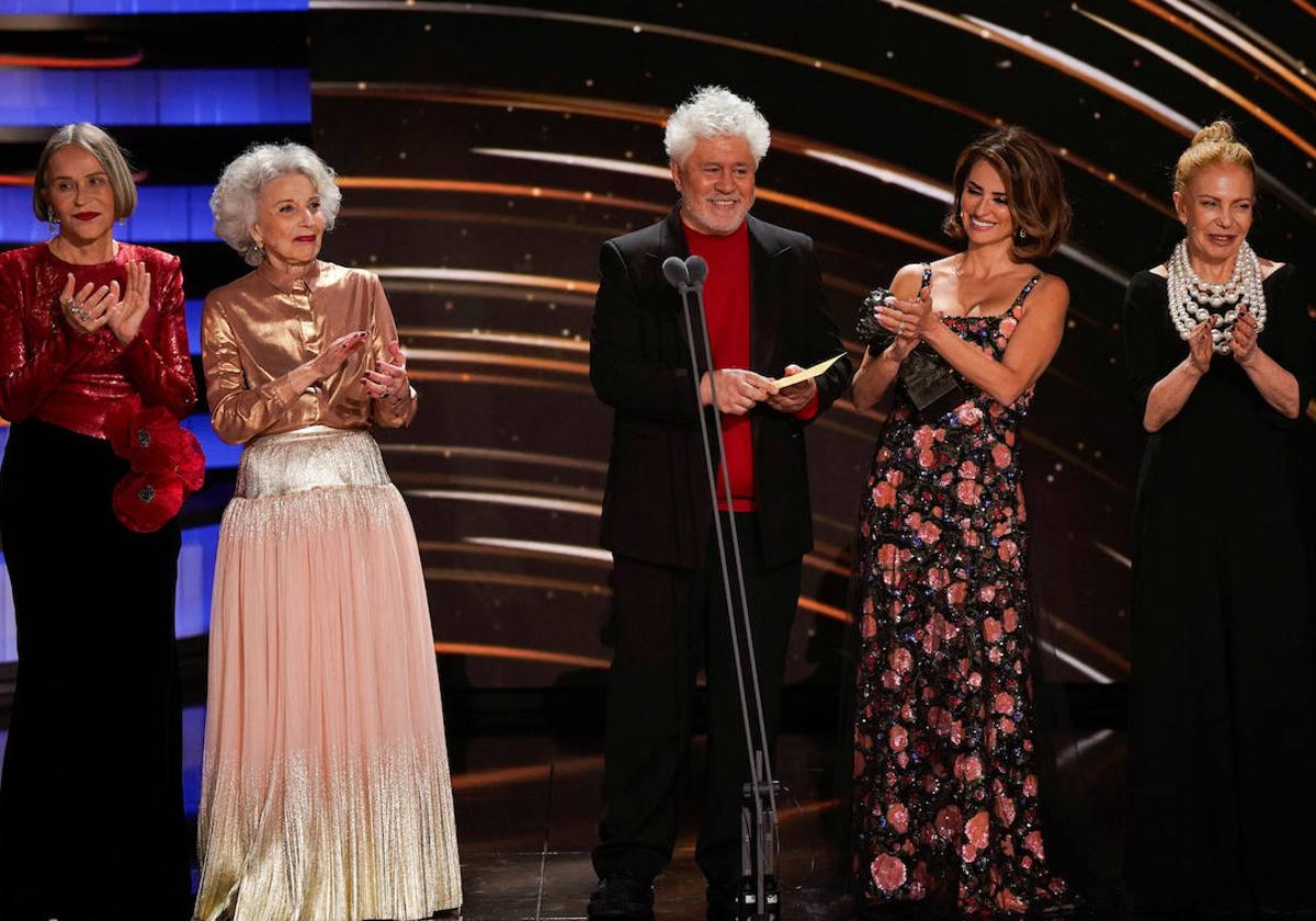 Pedro Almodóvar, rodeado de actrices que han participado en sus películas durante la gala de los Premios Goya celebrada en Valladolid.