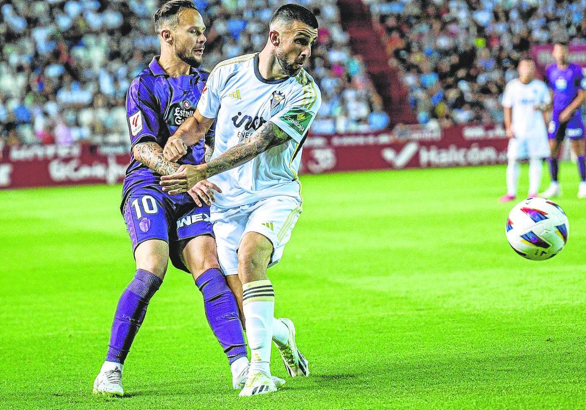 Iván Sánchez trata de superar a un rival albaceteño en el encuentro de ida, disputado en el Carlos Belmonte.