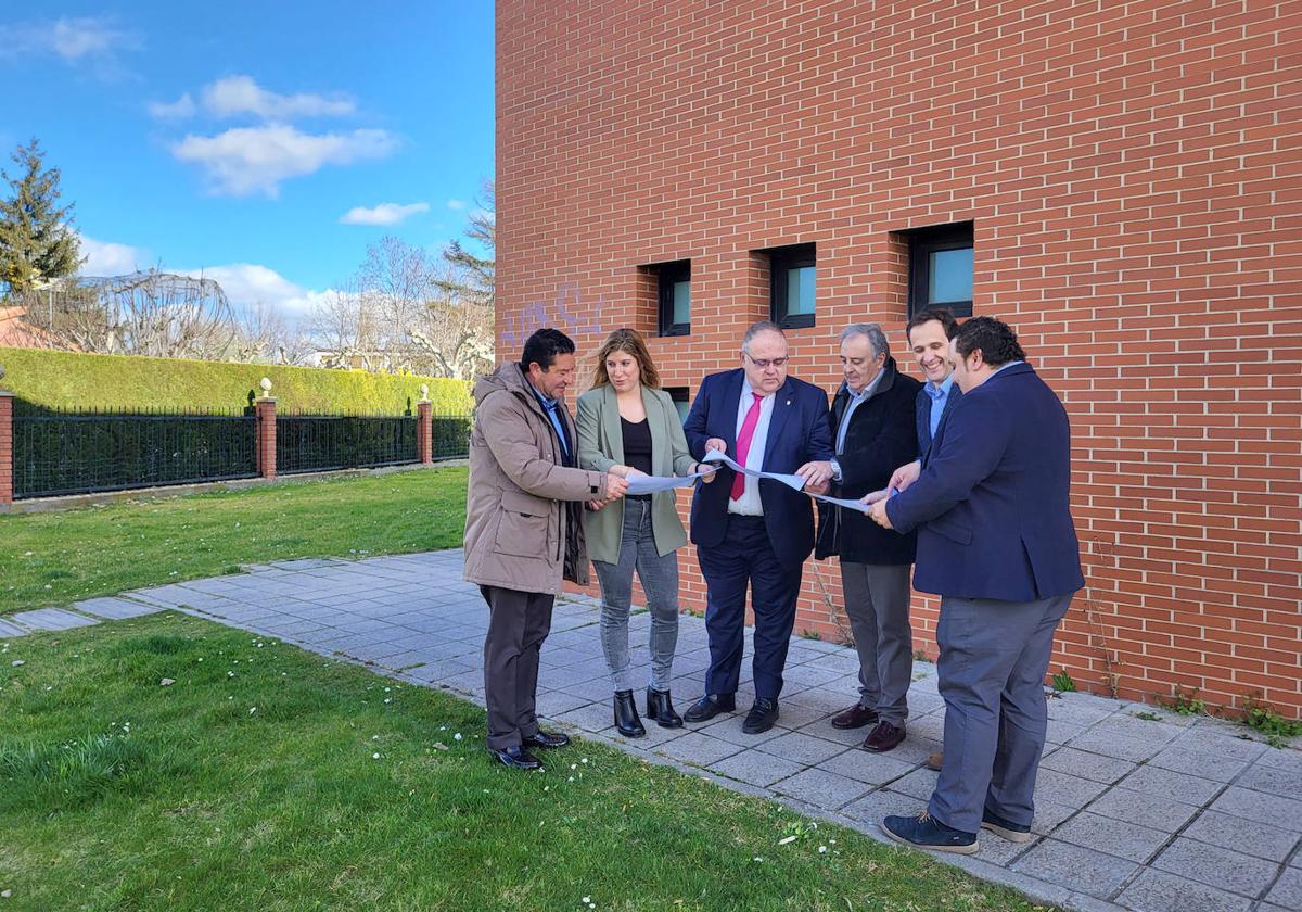 El consejero de Sanidad, Alejandro Vázquez, visita los terrenos para una futura ampliación del Centro de Salud de Laguna de Duero