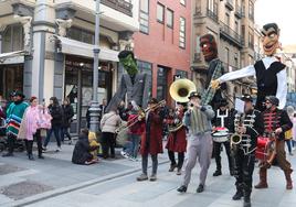 La cabeza del desfile infantil, por la Calle Mayor.