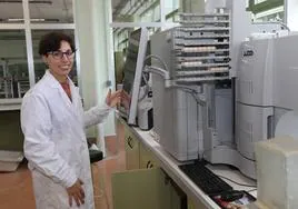 Eva Sánchez, en un laboratorio de la Escuela de Ingenierías Agrarias.